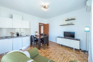 Apartamento | Cozinha privada | Geladeira grande, cooktop, chaleira elétrica