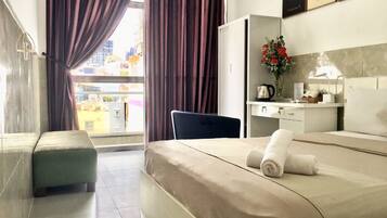 Minibar, escritorio, espacio para trabajar con laptop y wifi gratis