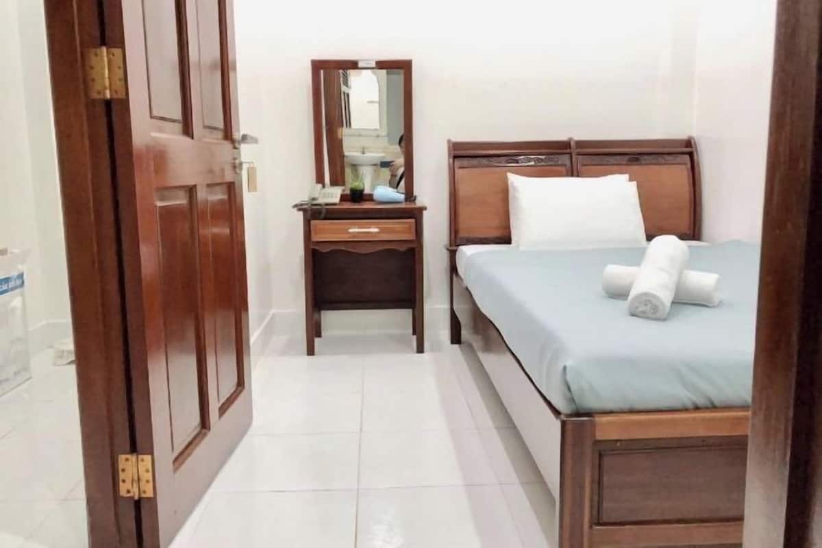 Minibar, desk, laptop workspace, free WiFi