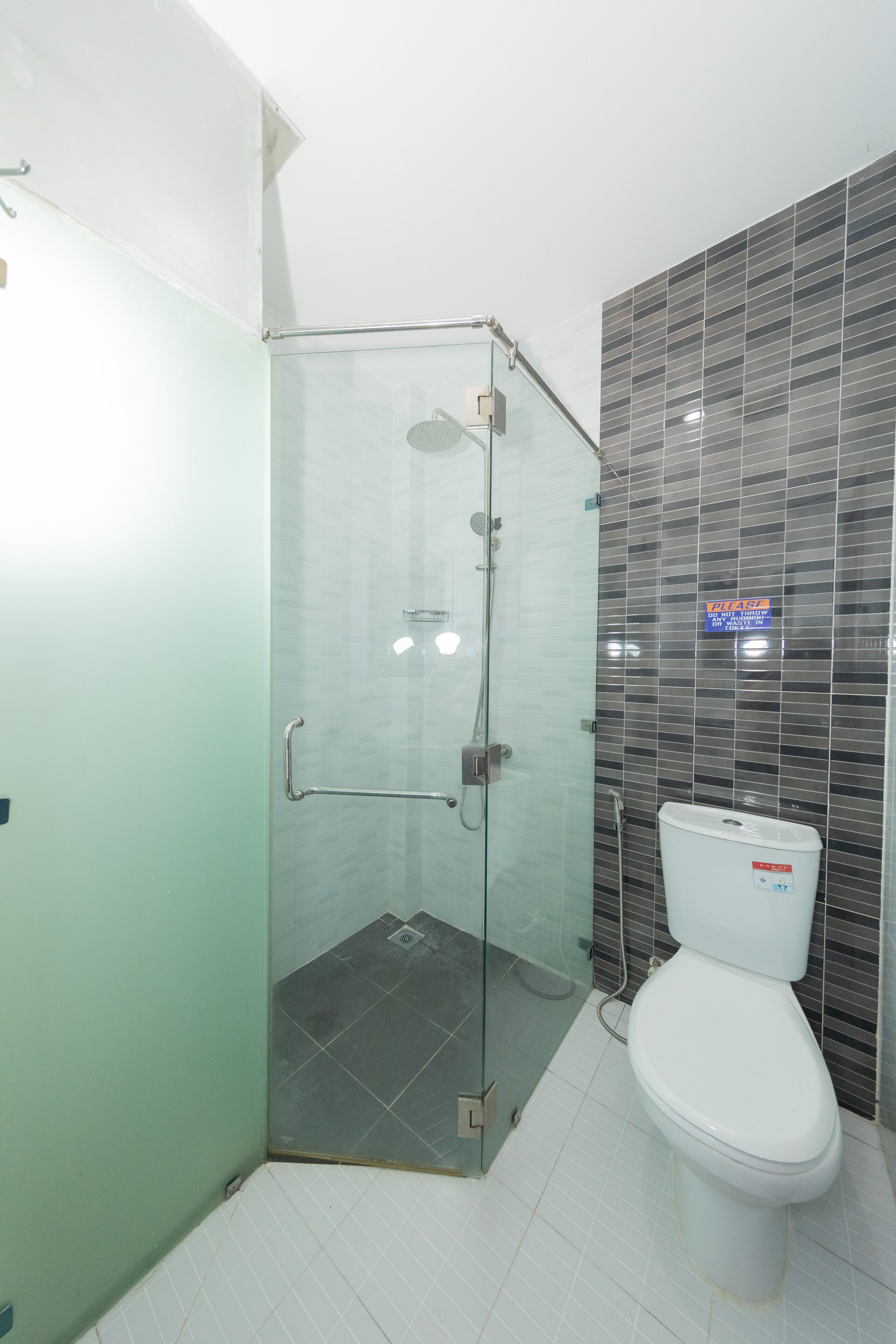 Ducha, artículos de tocador gratuitos, secador de pelo, pantuflas