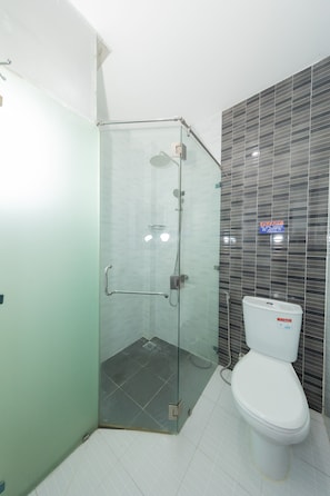 Dutxa, articles de tocador gratuïts, assecador de cabells i sabatilles