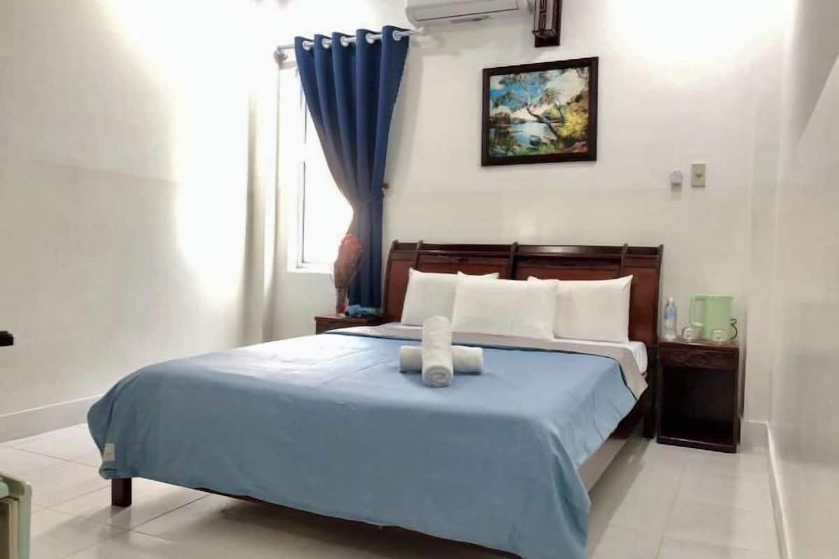 Minibar, desk, laptop workspace, free WiFi