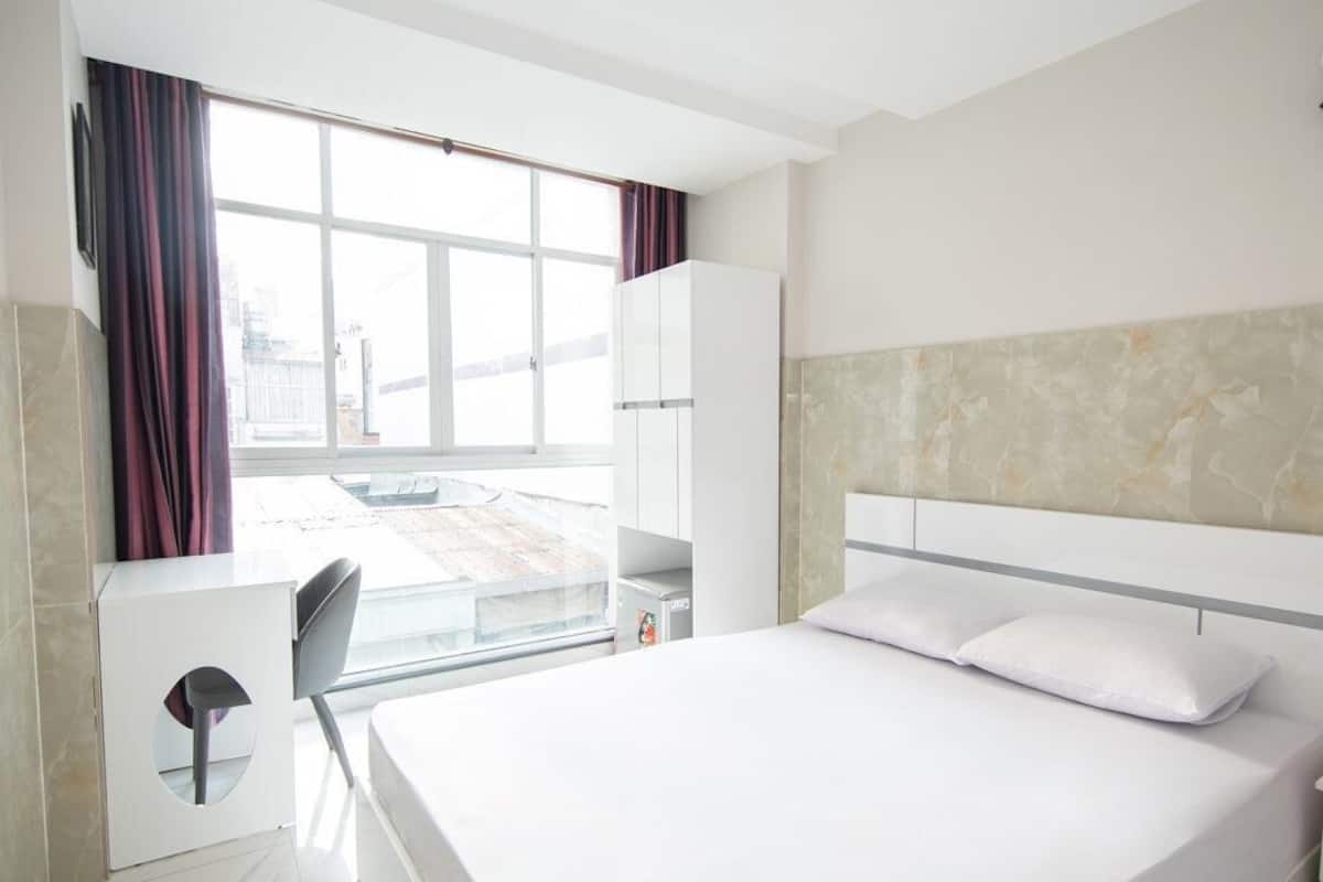 Minibar, bureau, espace de travail pour ordinateur portable
