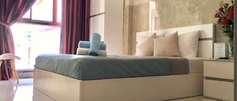 Minibar, escritorio, espacio para trabajar con un portátil y wifi gratis