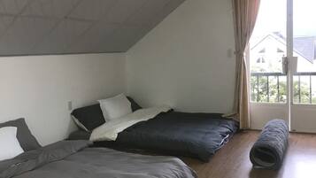 4 makuuhuonetta, silitysrauta/-lauta