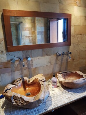 Toalettartikler (inkludert), hårføner og håndklær