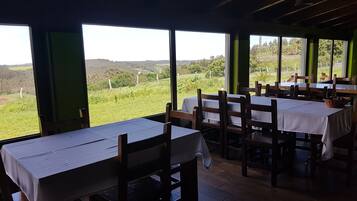 Phục vụ bữa sáng và bữa trưa