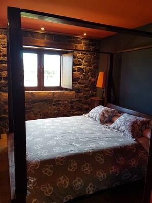 Skrivebord, blendingsgardiner og ekstrasenger (mot et tillegg)