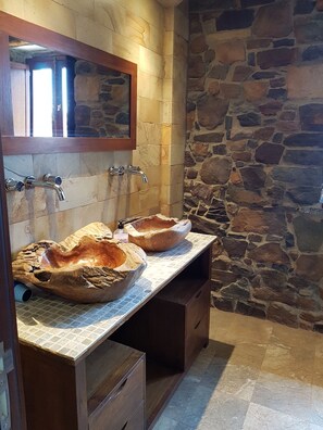 Amenidades de baño gratuitas, secadora de cabello, toallas 