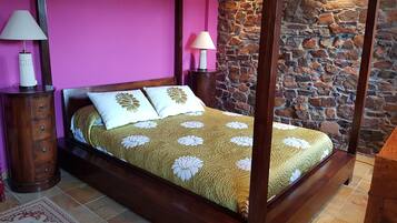 Bàn, màn/rèm cản sáng, giường gấp/giường phụ (phụ phí)