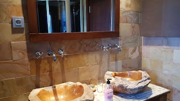 Gratis toiletartikelen, een haardroger, handdoeken