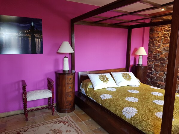 Desk, blackout curtains, rollaway beds, free WiFi