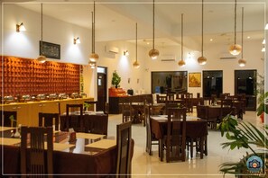 بوفيه فطور يوميًا بتكلفة قدرها (300 INR للشخص)