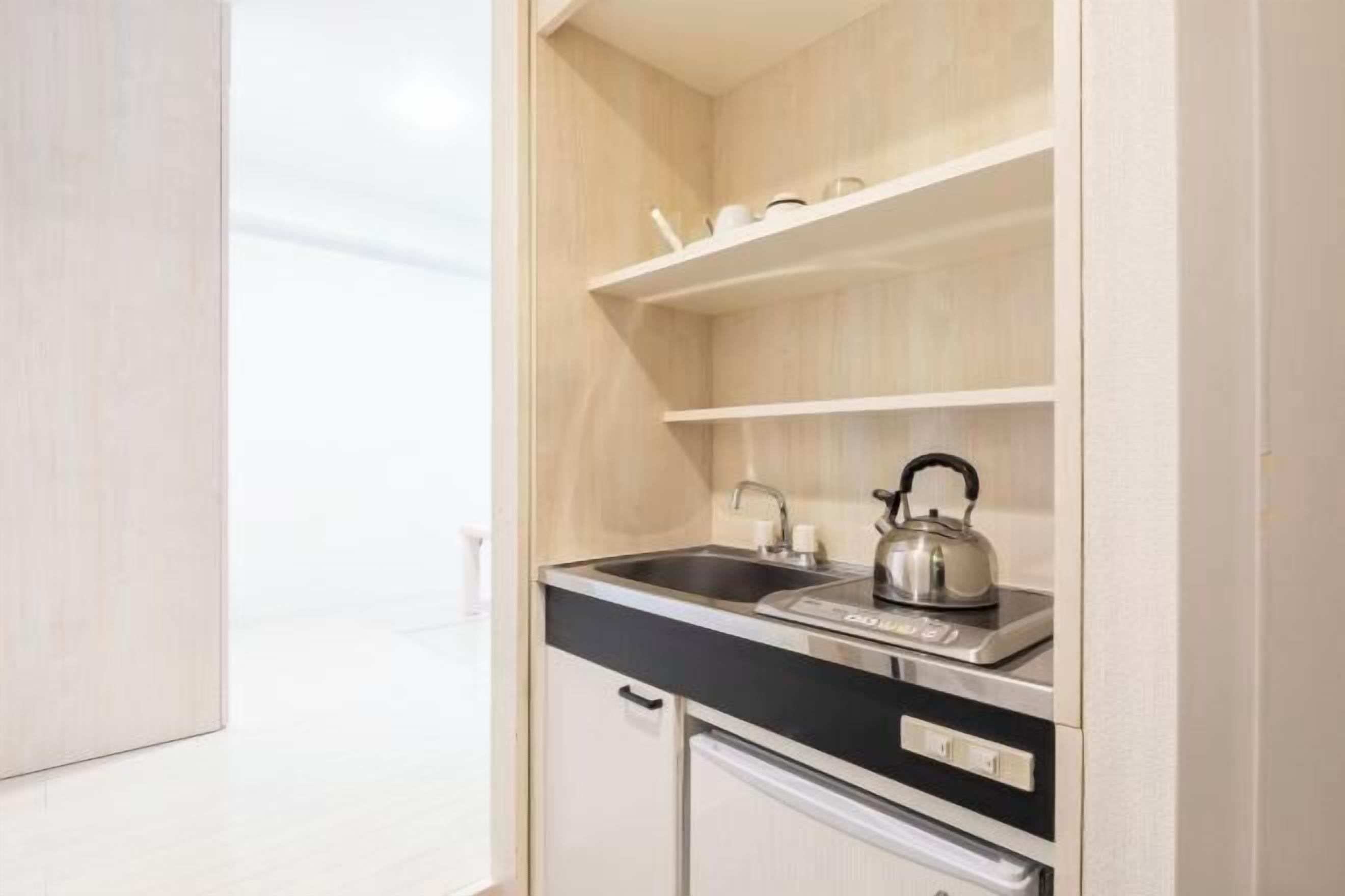 Private kitchen | Fridge, microwave, electric kettle, eco-friendly cleaning products