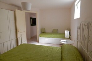 4 bedrooms, bed sheets