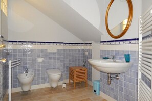 Douche, bidet, serviettes fournies