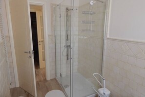 Shower, bidet, towels