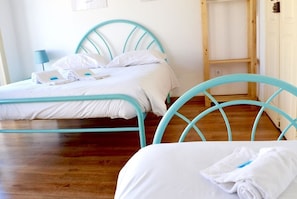 Triple Room, Private Bathroom | Blackout drapes, free WiFi, bed sheets - The Pocket Pillow House (Faro)