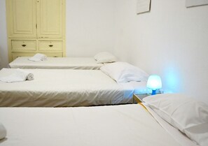 Economy Triple Room, Private Bathroom | Blackout drapes, WiFi (free), bed sheets - The Pocket Pillow House (Faro)