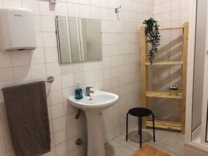 Twin Room, Shared Bathroom | Bathroom | Shower, hair dryer (on request), towels - The Pocket Pillow House (Faro)