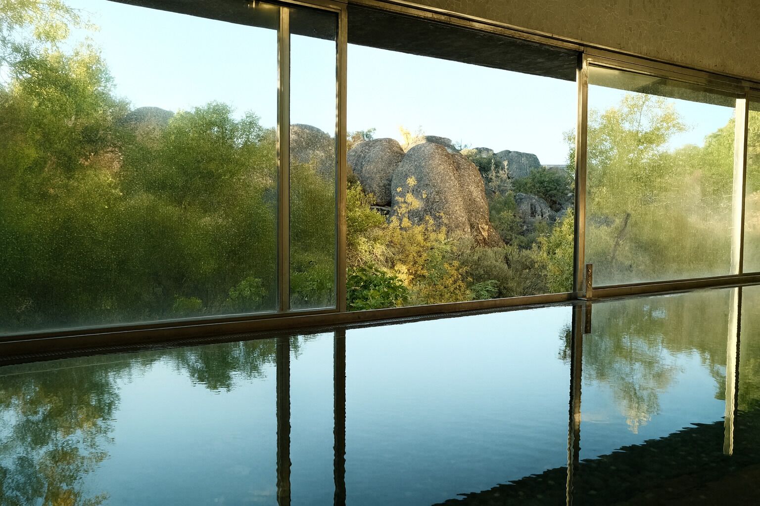 Una piscina cubierta