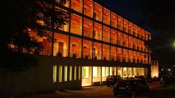 Voorkant accommodatie - avond/nacht