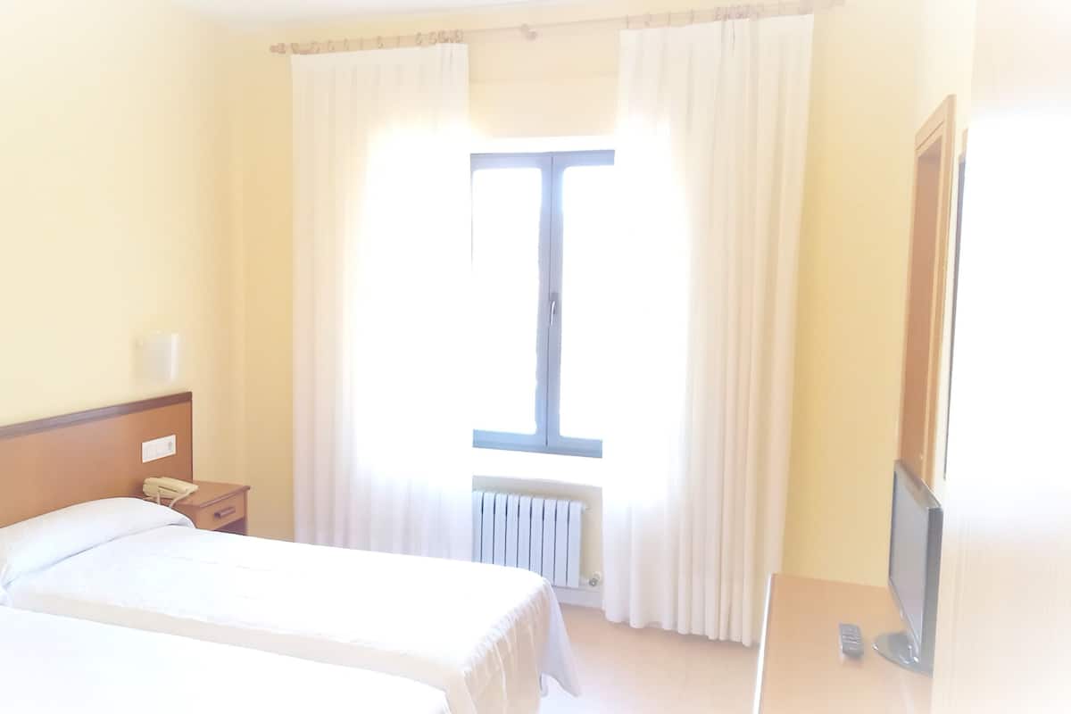 Economy-Doppelzimmer | Kostenlose Babybetten, Bettwäsche