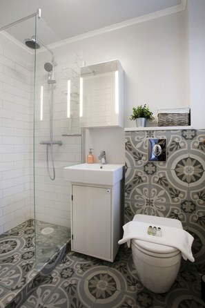 Dusche, kostenlose Toilettenartikel, Haartrockner, Handtücher