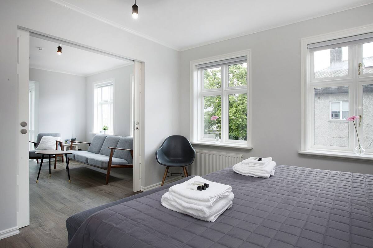 Apartemen, 2 kamar tidur, lantai dasar | Setrika/meja setrika, tempat tidur bayi gratis, dan Wi-Fi gratis