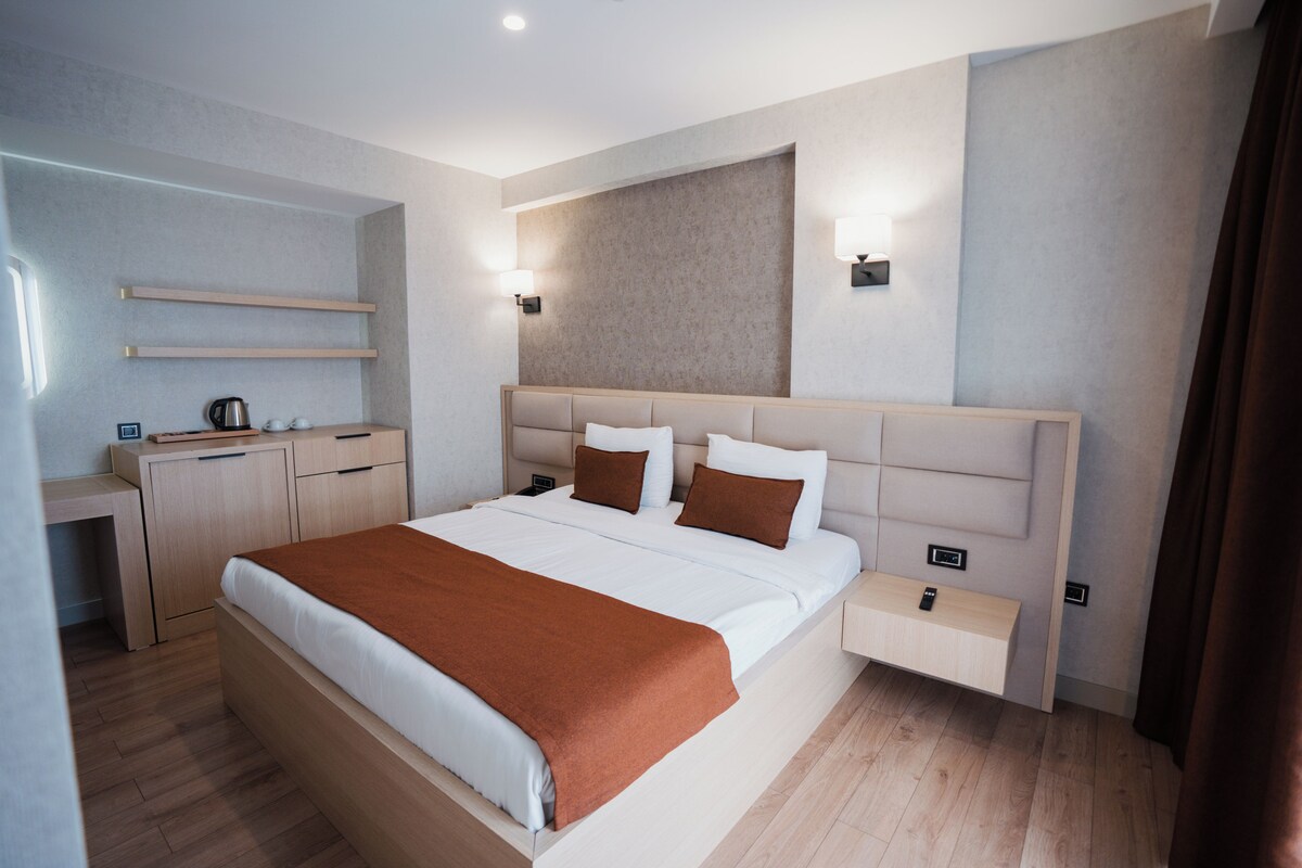 Habitación superior, vista al jardín | Cortinas blackout, insonorización, wifi gratis y ropa de cama