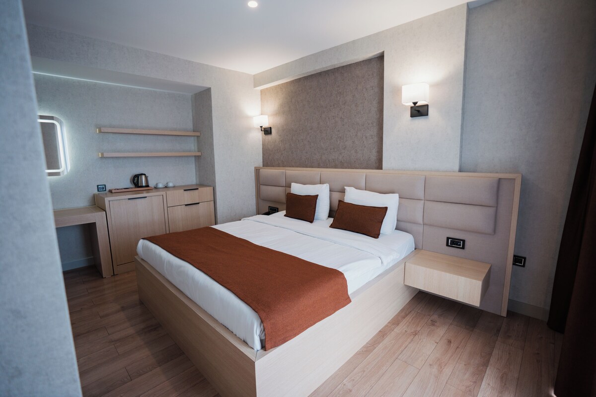 Habitación superior, vista al jardín | Sábanas de algodón egipcio, ropa de cama de alta calidad y edredón