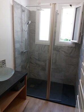 Bathtub, hair dryer