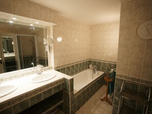 Badekar, hårtørrer, håndklæder