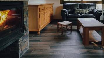 Een televisie, een open haard, tafelvoetbal en een tafeltennistafel