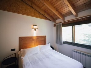 3 makuuhuonetta, silitysrauta/-lauta, internet, vuodevaatteet