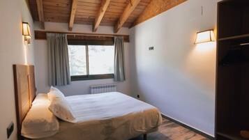 3 slaapkamers, een strijkplank/strijkijzer, internet, beddengoed