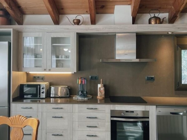 Jääkaappi, mikroaaltouuni, uuni, astianpesukone