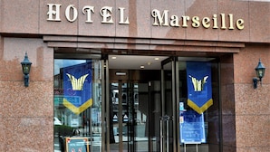 L’extérieur de l’HÔTEL Marseille se caractérise par une entrée en verre, une signalétique et une porte d’entrée bien visible.
