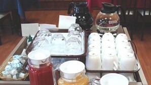 A tray with various beverages and containers, likely for a gathering or event. - Annex Hotel Mimatsu (Mito)