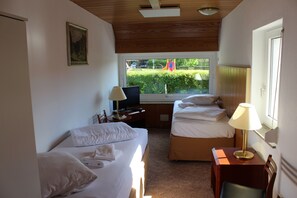 Double Room, Shared Bathroom | Desk, free WiFi, bed sheets