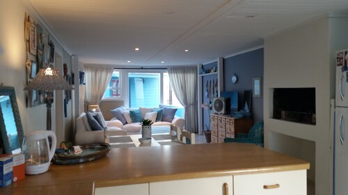 Lovely fresh & fully equipped 2-bedroom cottage 20m from the beach