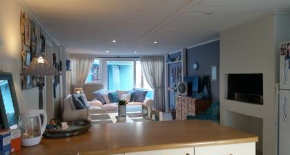 Lovely fresh & fully equipped 2-bedroom cottage 20m from the beach