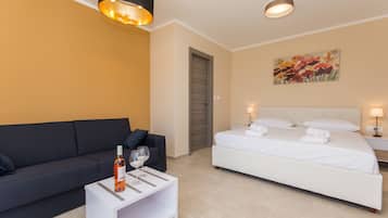 Family Apartment | Free cots/infant beds, free WiFi, bed sheets