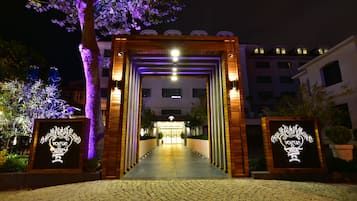 Fachada de la propiedad por la tarde o noche