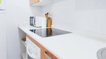 Réfrigérateur, micro-ondes, four, cafetiÚre/bouilloire