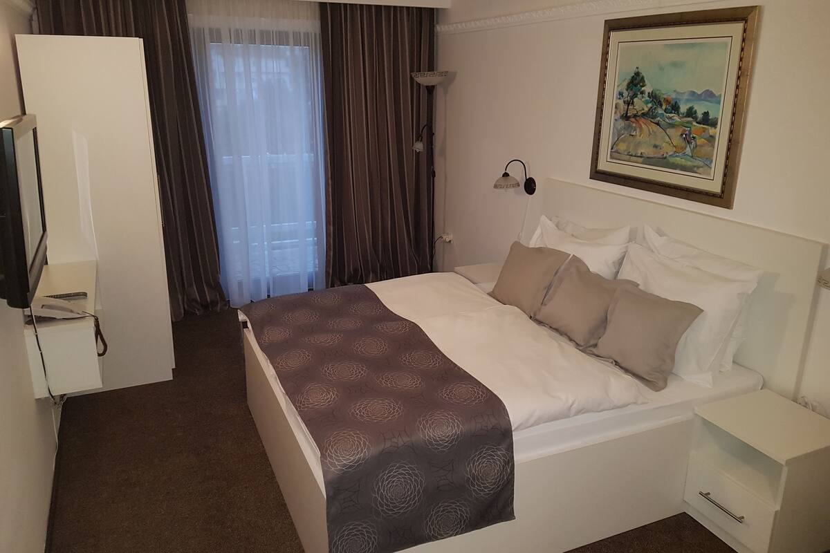 Minibar, in-room safe, desk, WiFi (free)