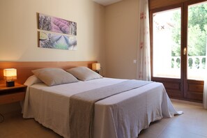 2 slaapkamers, een strijkplank/strijkijzer, beddengoed