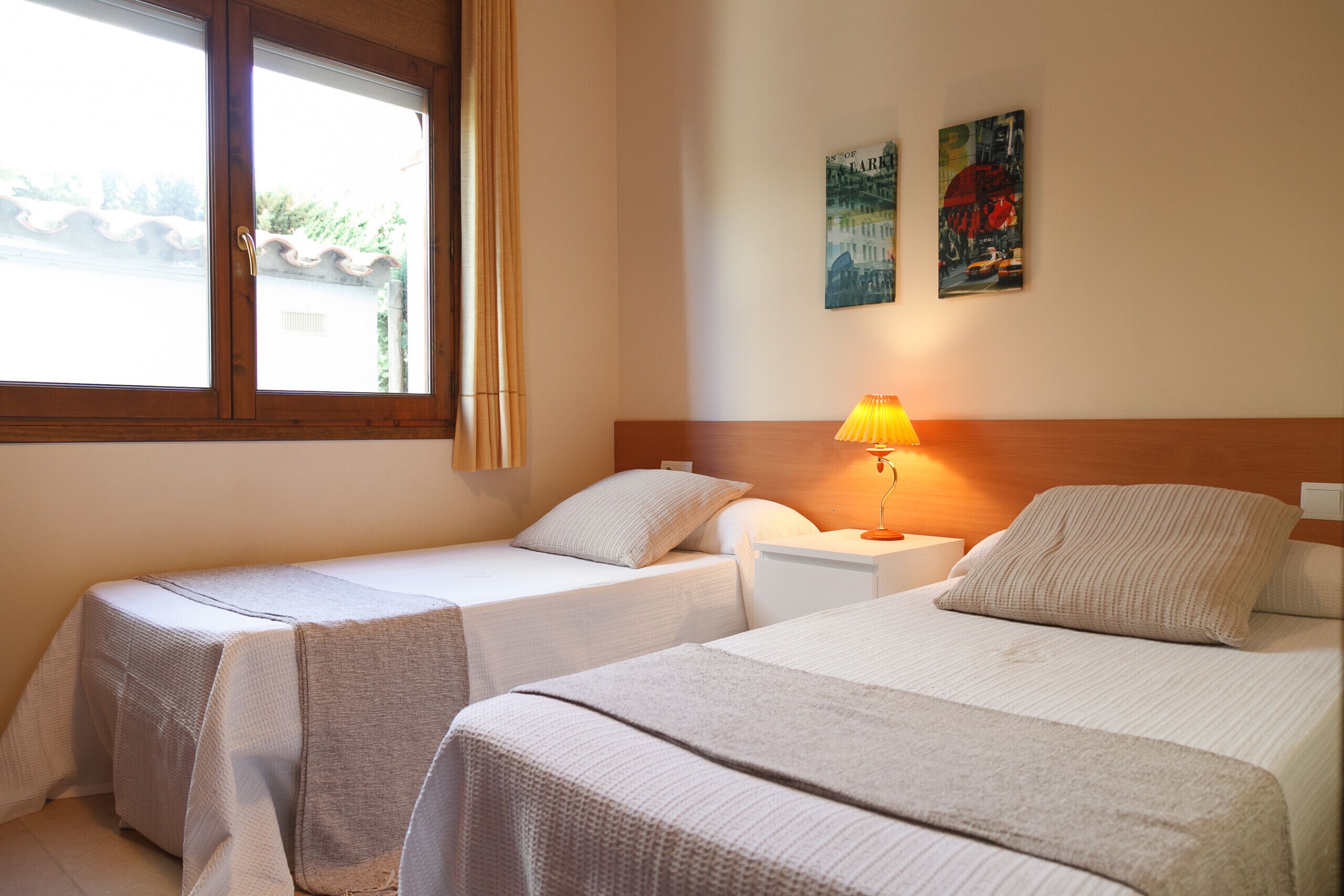 2 slaapkamers, een strijkplank/strijkijzer, beddengoed