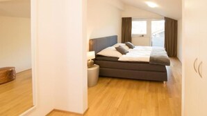 Zimmersafe, Schreibtisch, Bügeleisen/Bügelbrett, individuell dekoriert