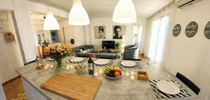 A modern kitchen with a central island, dining area, and a living room. - 4(*) Standing flat, 3 bedrooms, private parking with AC near Panier Vieux-Port (Marseille)